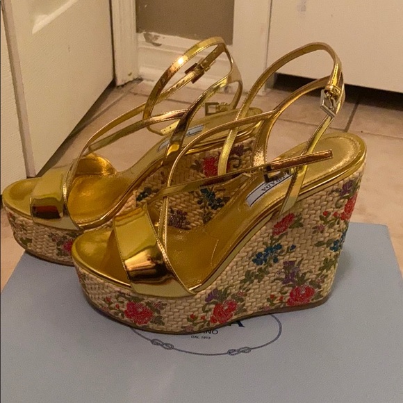 Prada Gold Wedges style Capretto lamina. - Picture 2 of 7